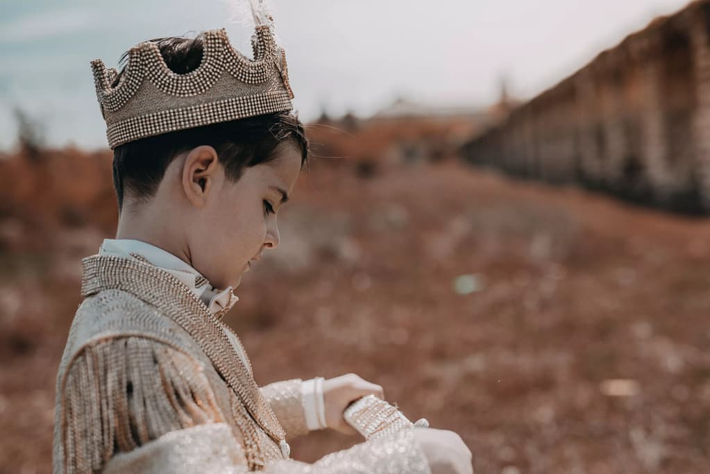 Enfant portant une couronne