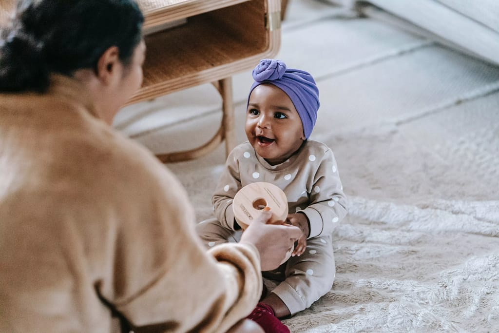 Enfant recevant un jouet d'un adulte