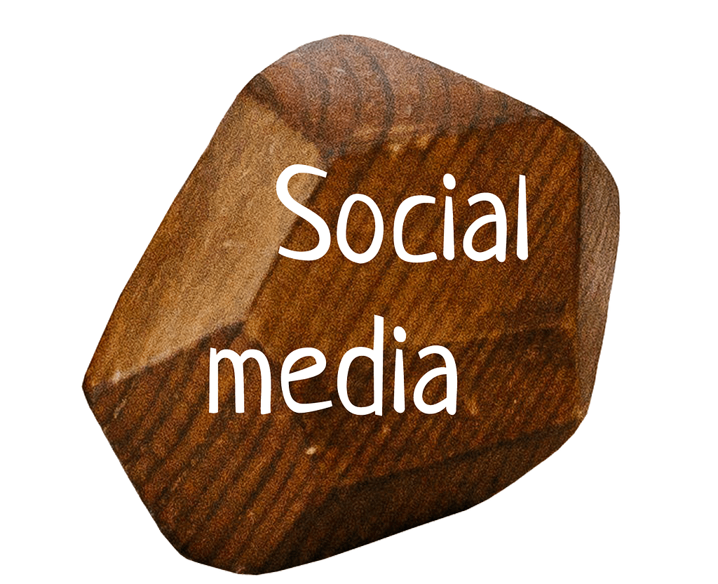 Cale en bois avec texte 'Social media'
